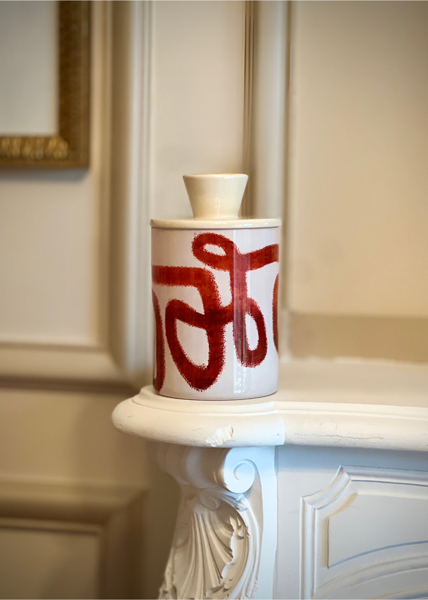 Vase rouge décoratif artisanal