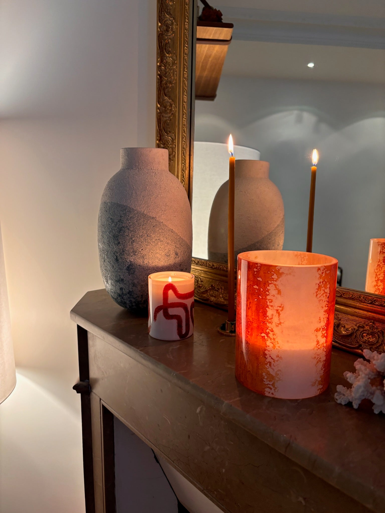 Bougie rouge design en cire 100 % naturelle parfumée